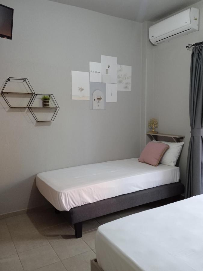 Almira - Rooms To Let Nea Roda Zewnętrze zdjęcie