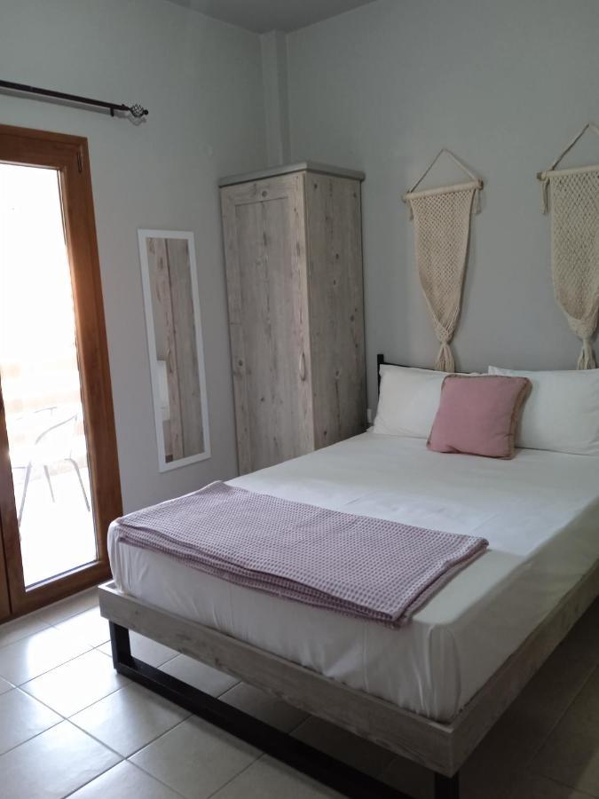 Almira - Rooms To Let Nea Roda Zewnętrze zdjęcie